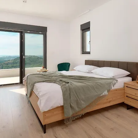 Luxurious In בית נופש